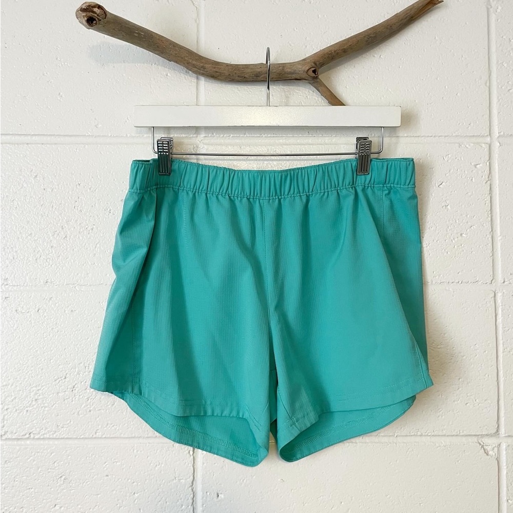 Columbia women’s Bogata Bay Stretch Shorts in teal